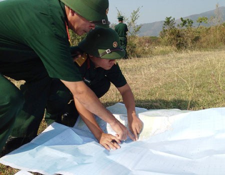 Lãnh đạo Bộ CHQS tỉnh Quảng Bình xác định các vị trí trong khu vực an táng trên bản đồ